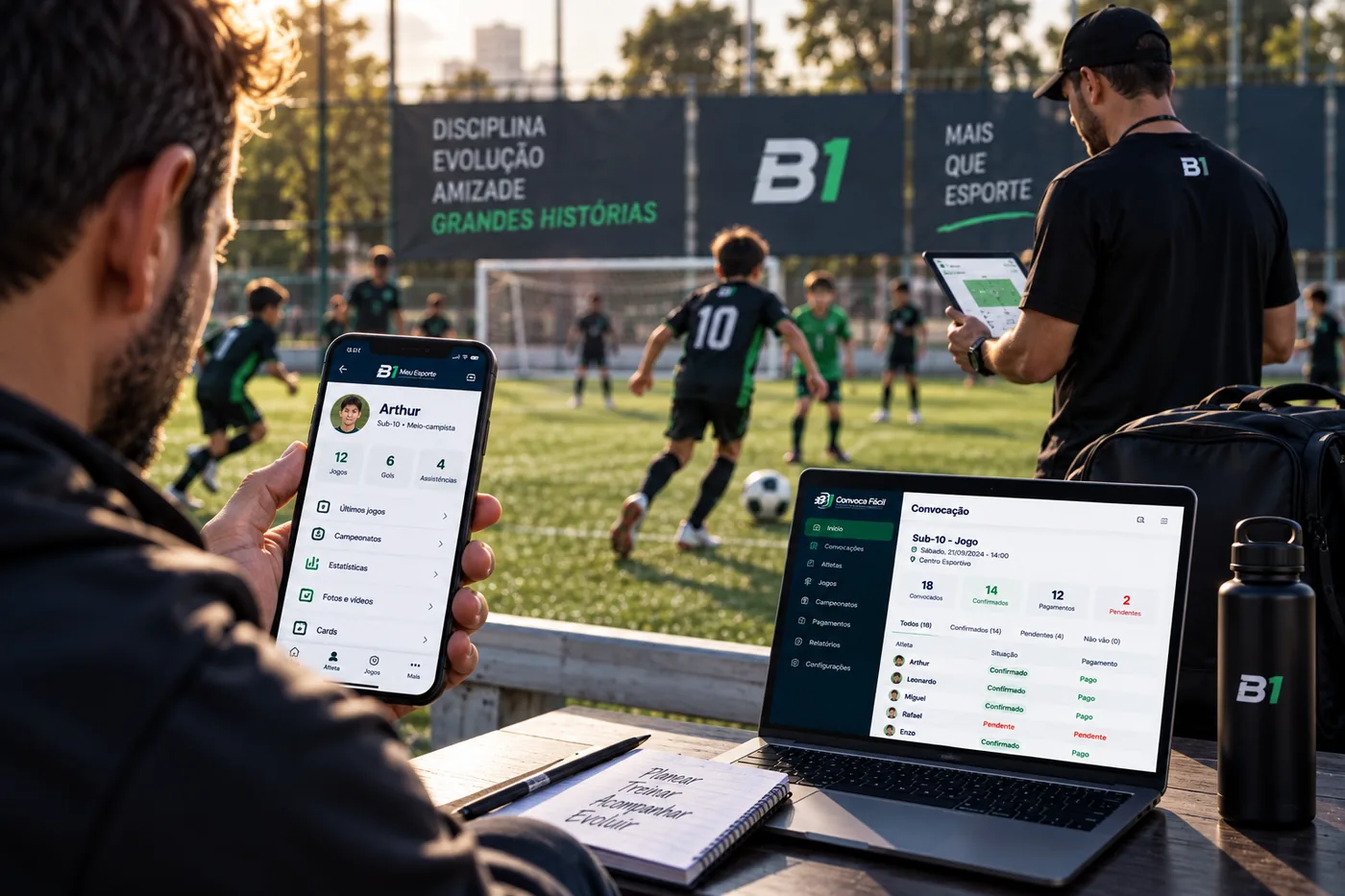 Pai acompanhando pelo celular e técnico usando o sistema no notebook durante o jogo